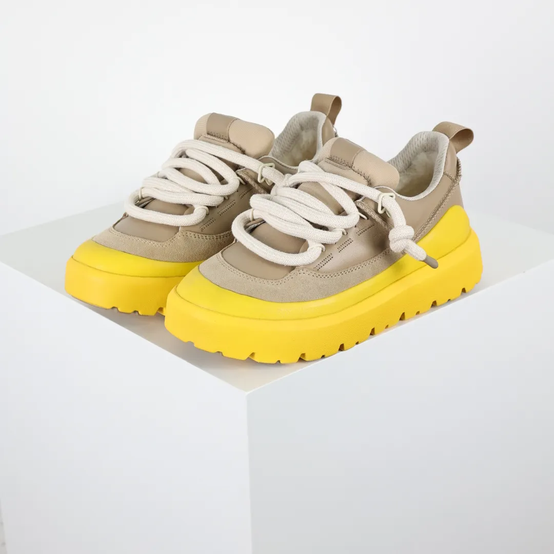 Copy price 💰700 Core recommendation Good price In recent years, uug has launched a series of styles that are partially geared towards the preferences of young consumers and have also moved to the forefront of fashion trends. Shoe body material Water-repellent coated suede upper 17 mm UGGPURE™ implanted wool insole Lightweight non-slip comfortable rubber outsole Brand LOGO trademark Comes with a full set of packaging Size: 35 36 37 38 39 40 41 42 43 44 45